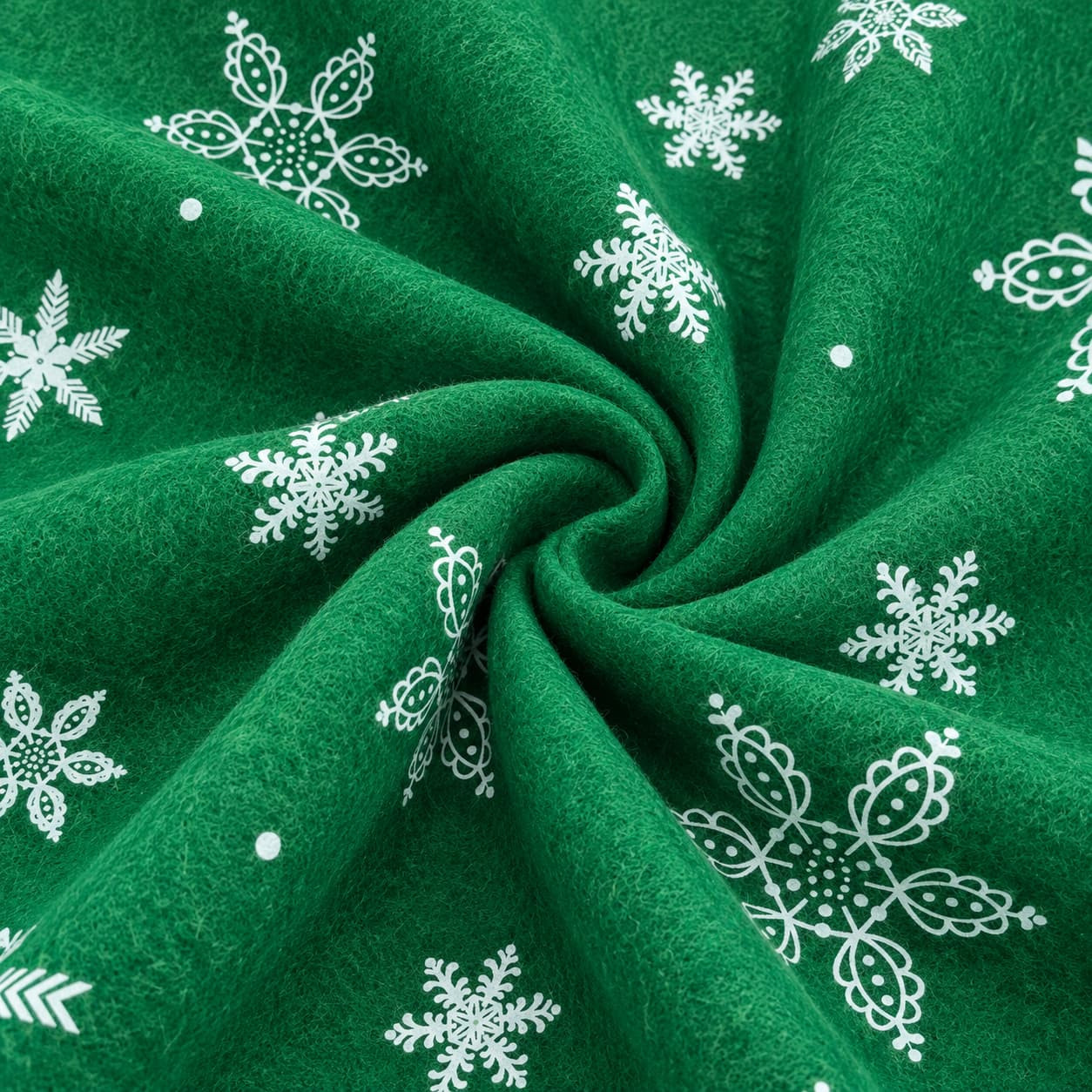 Feutrine verte motifs flocons de neige blancs - maison Klem